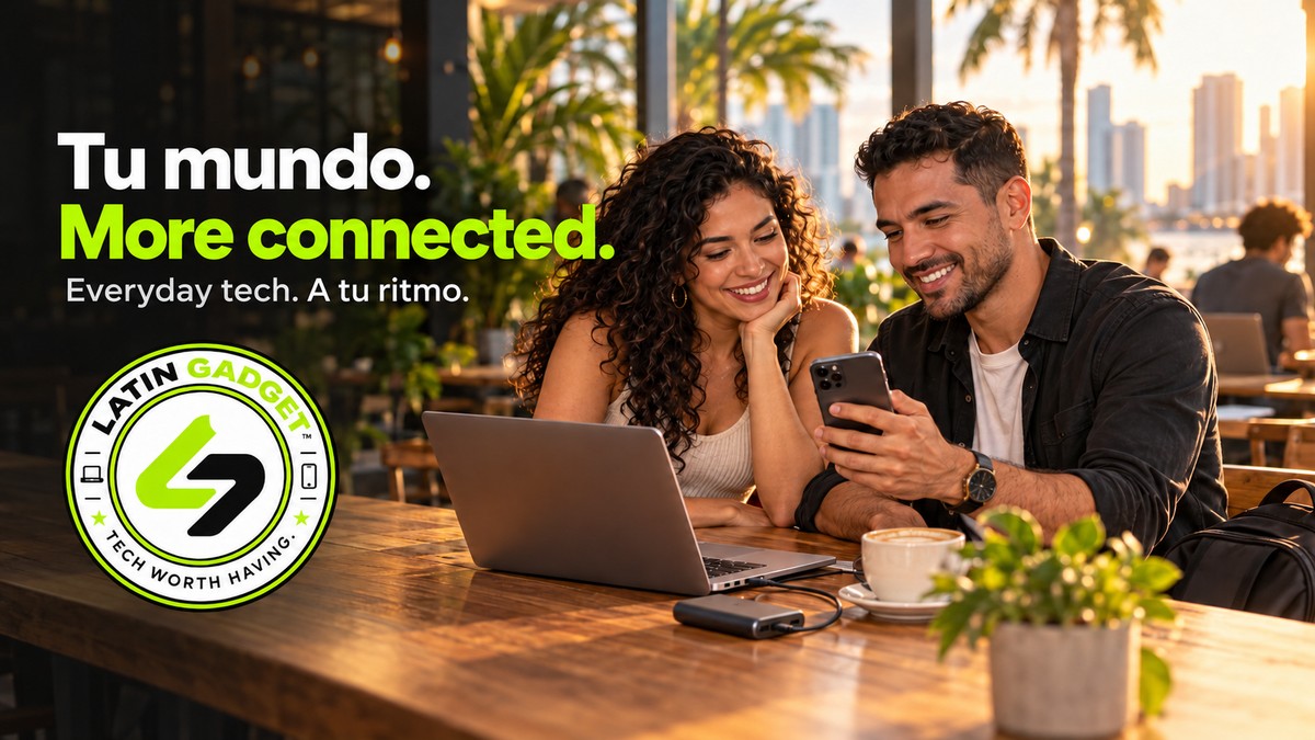 Dos personas comparten un momento con su teléfono y laptop en un café, junto al logo de Latin Gadget.