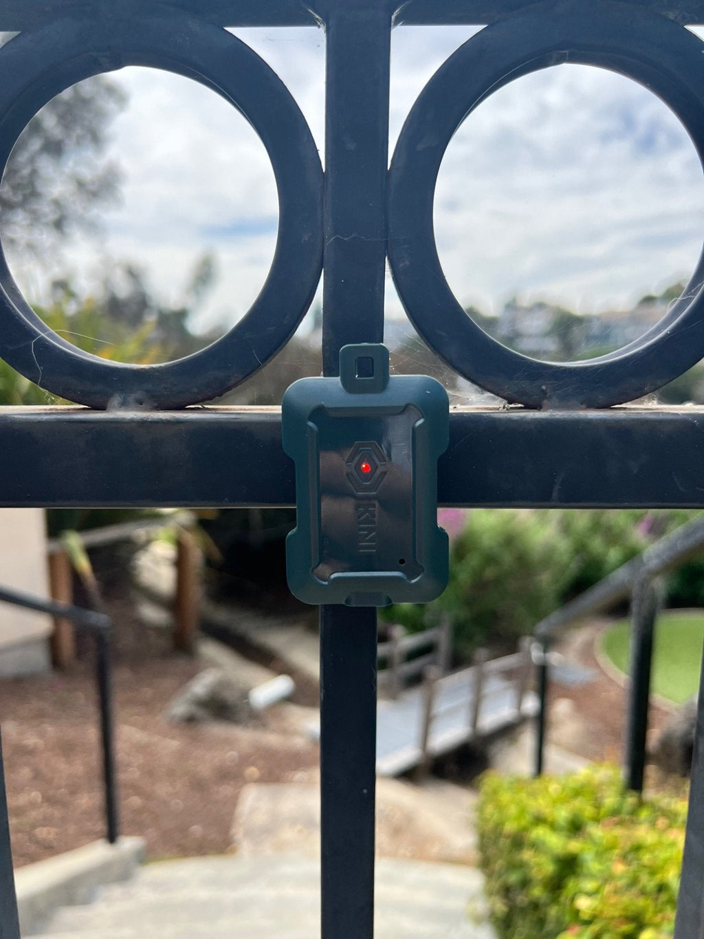 Kini SafeAlert – Sensor inteligente de manipulación con Wi-Fi